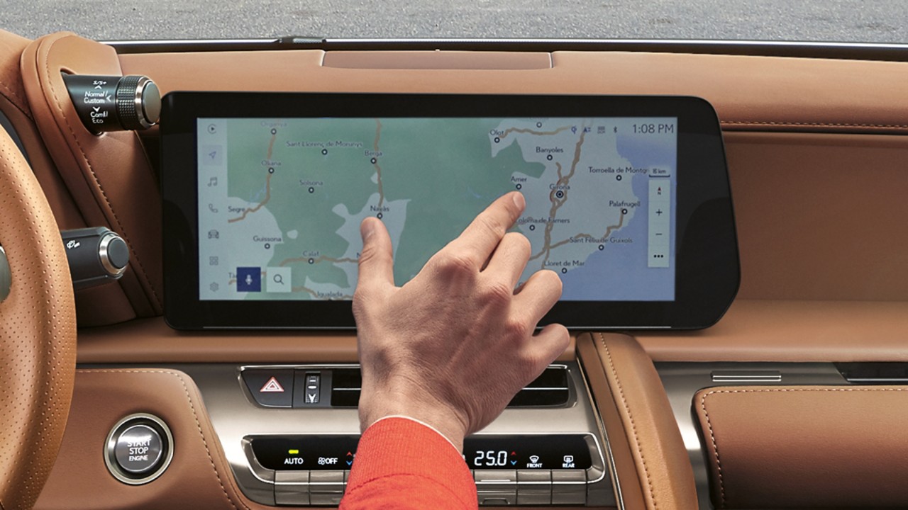 Bedienen van navigatiesysteem in een Lexus LC Convertible