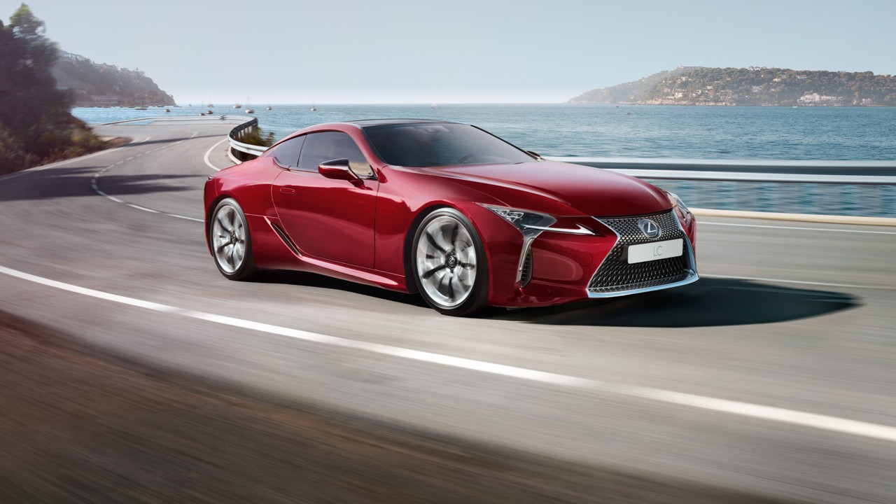 Zijaanzicht van een rode Lexus LC