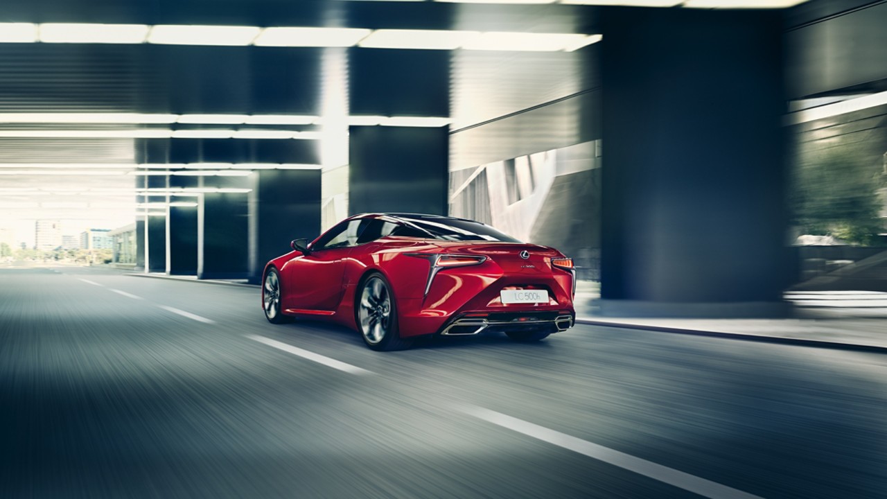 Zijaanzicht van een rode Lexus LC