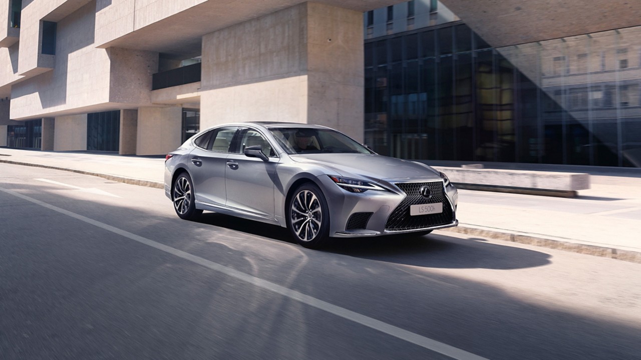 Zijaanzicht van een grijze Lexus LS