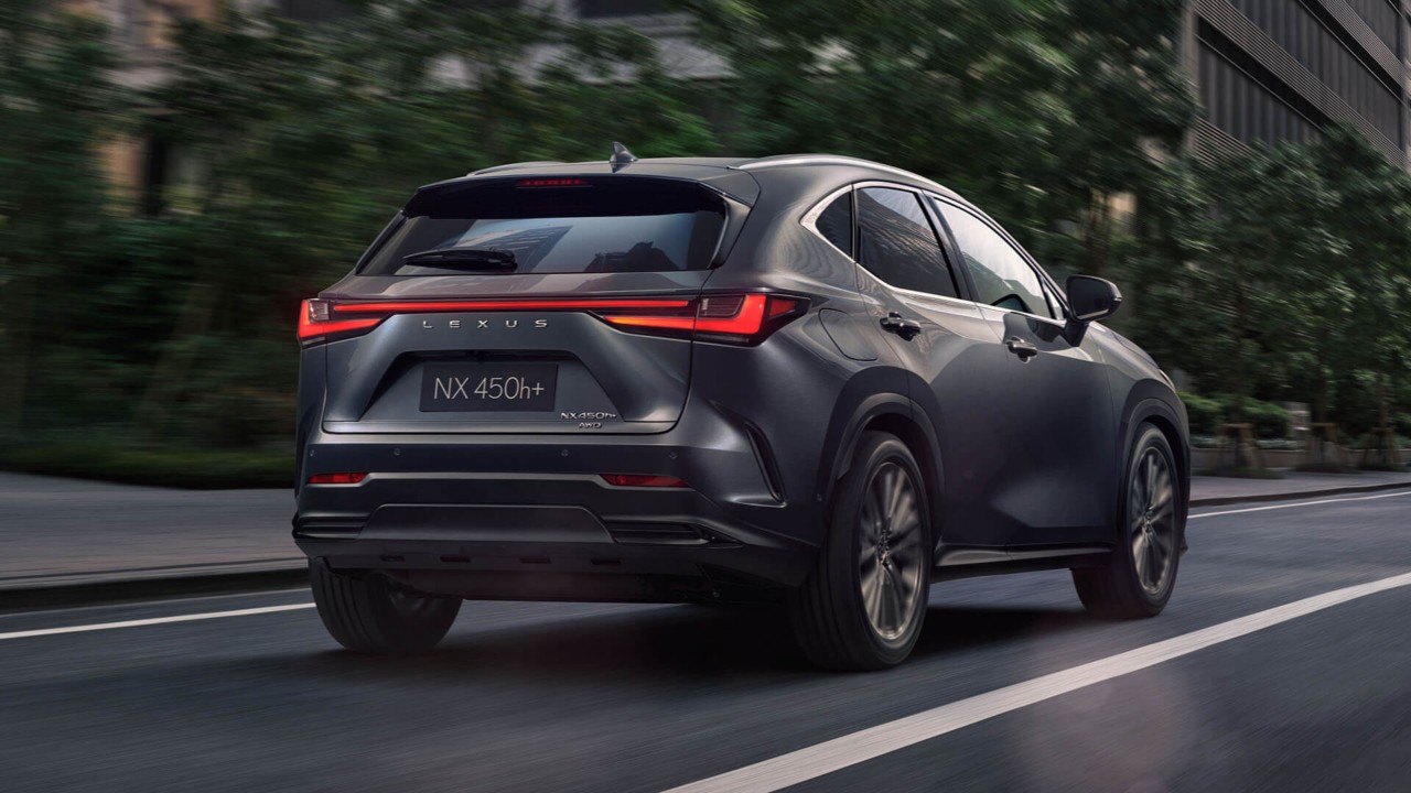 Achteraanzicht van een Lexus NX 450h+