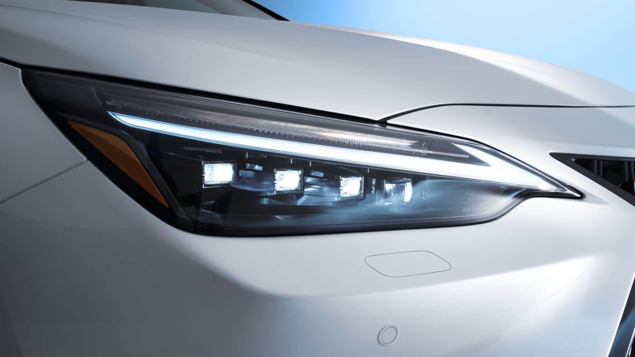 Lexus NX koplamp close-up