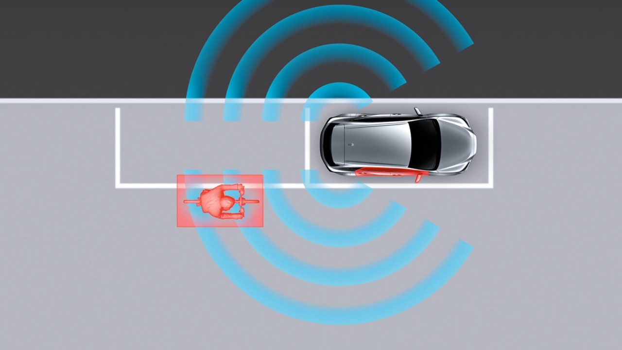 Een persoon die gebruik maakt van de Safe Exit Assist in de Lexus RX