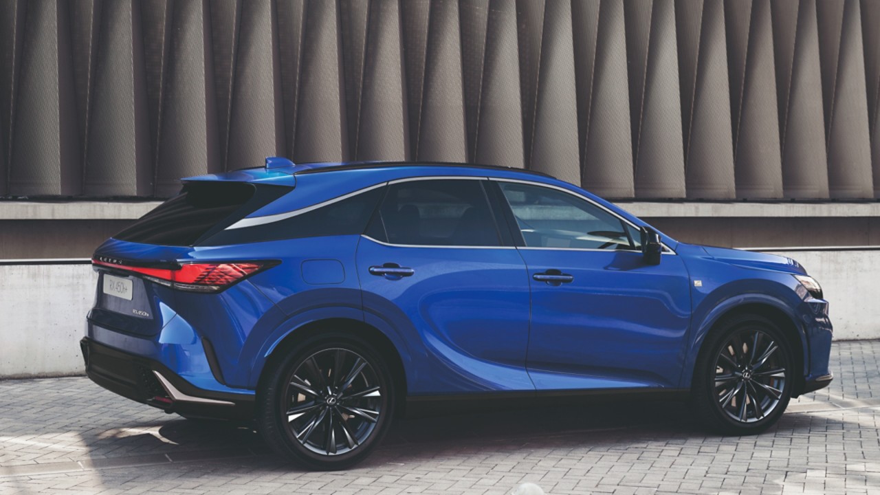 Zijkant van de blauwe Lexus RX F Sport Design