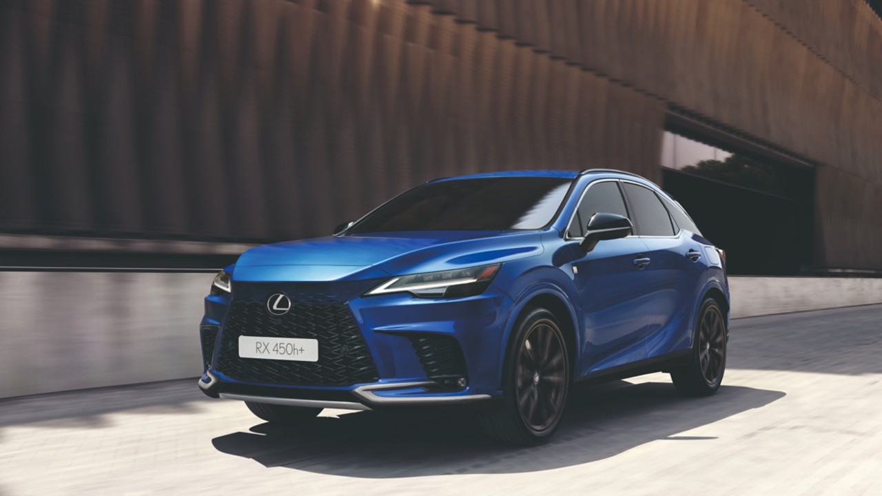 Vooraanzicht van een blauwe Lexus RX F Sport Design