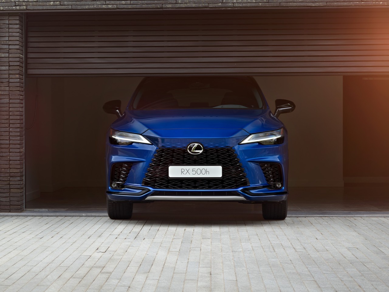 Vooraanzicht van een blauwe Lexus RX F Sport line