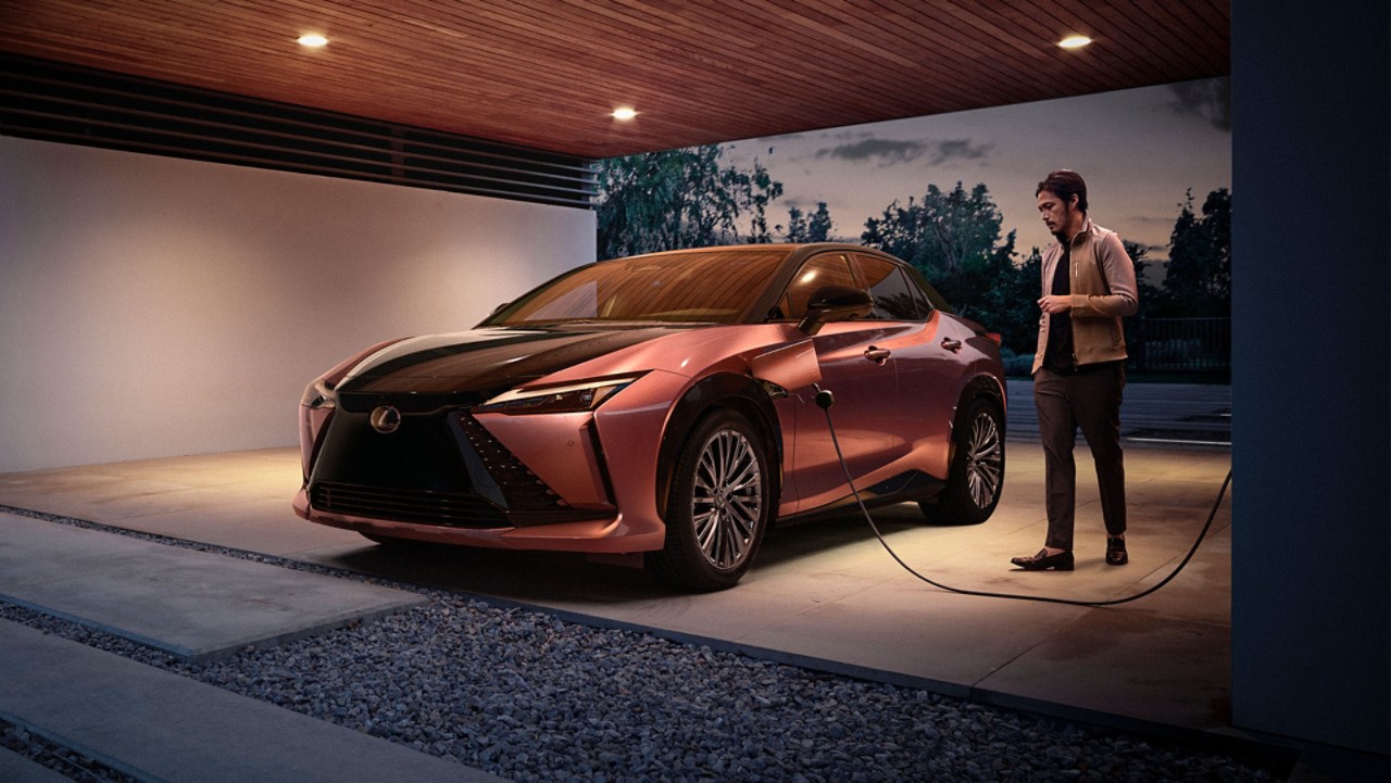 Lexus RZ 450e opladen