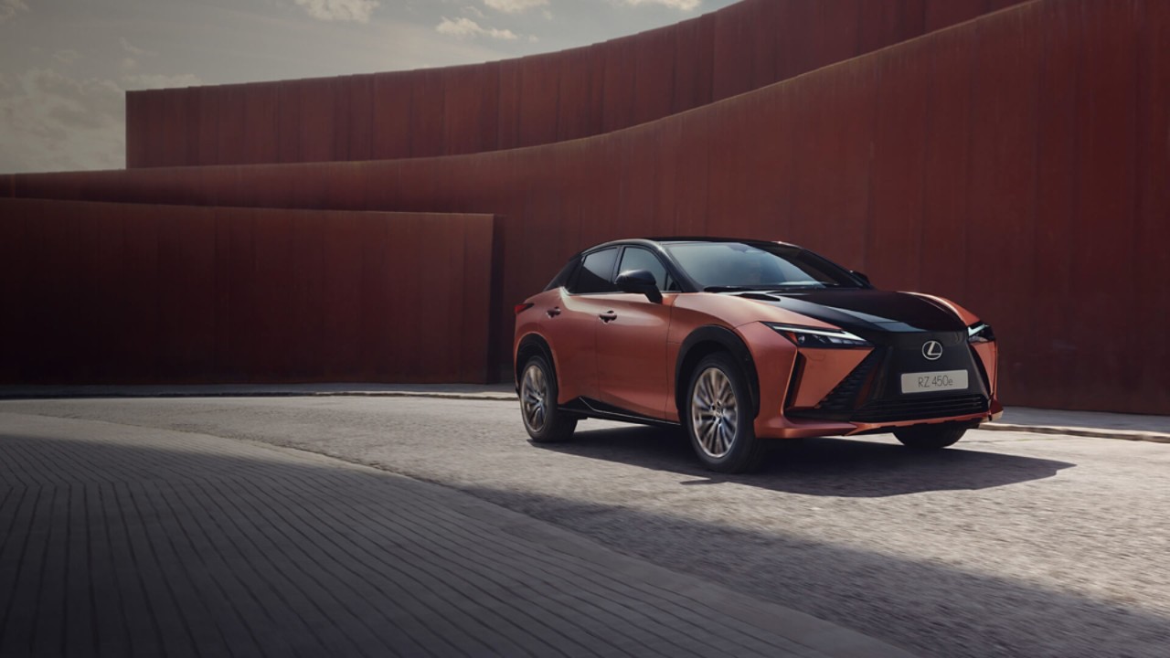 Vooraanzicht van een koper gekleurde Lexus RZ 450e