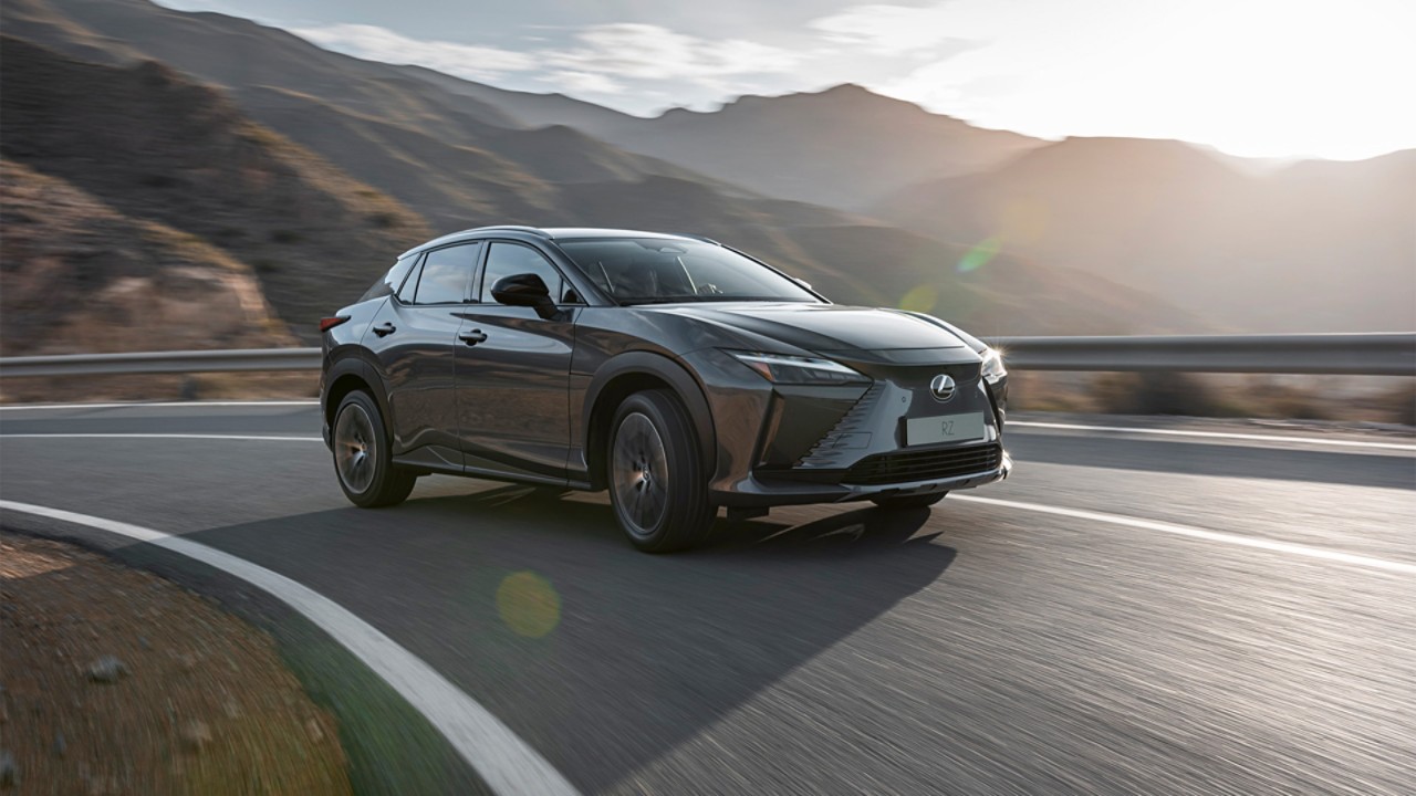 Lexus RZ 450e rijdend in een bergachtige omgeving