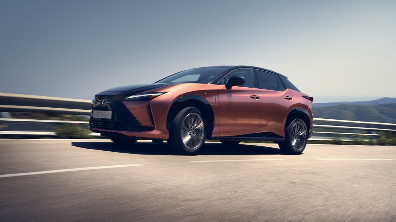 Lexus RZ 450e rijdend