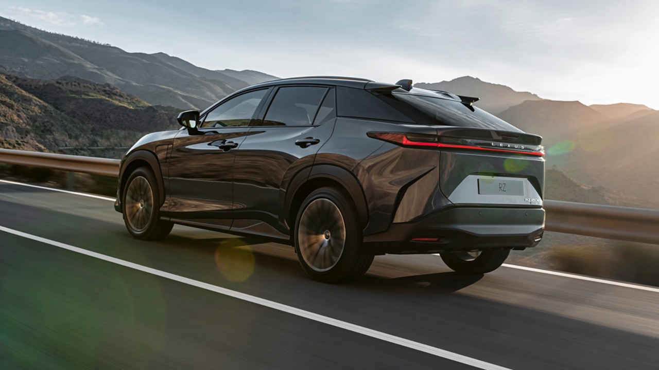 Zijaanzicht van een grijze Lexus RZ 450e