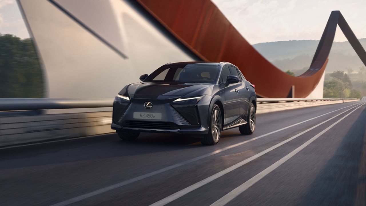 Vooraanzicht van een grijze Lexus RZ 450e