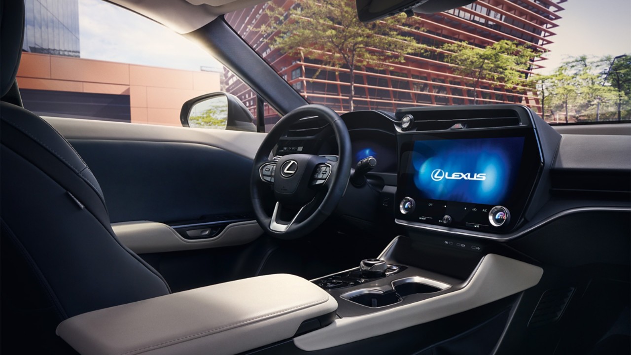 Cockpit van een Lexus RZ 450e