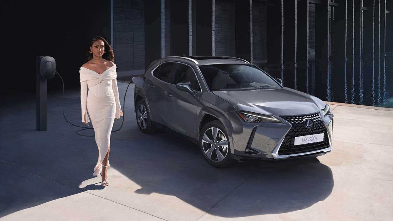 Zijaanzicht van een grijze Lexus UX 300e