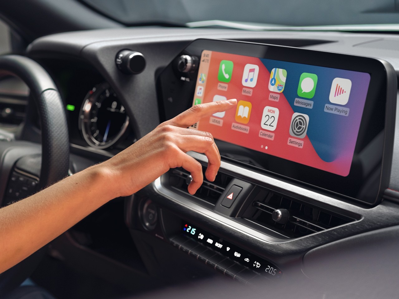 Een persoon die het touchscreen in de Lexus UX gebruikt