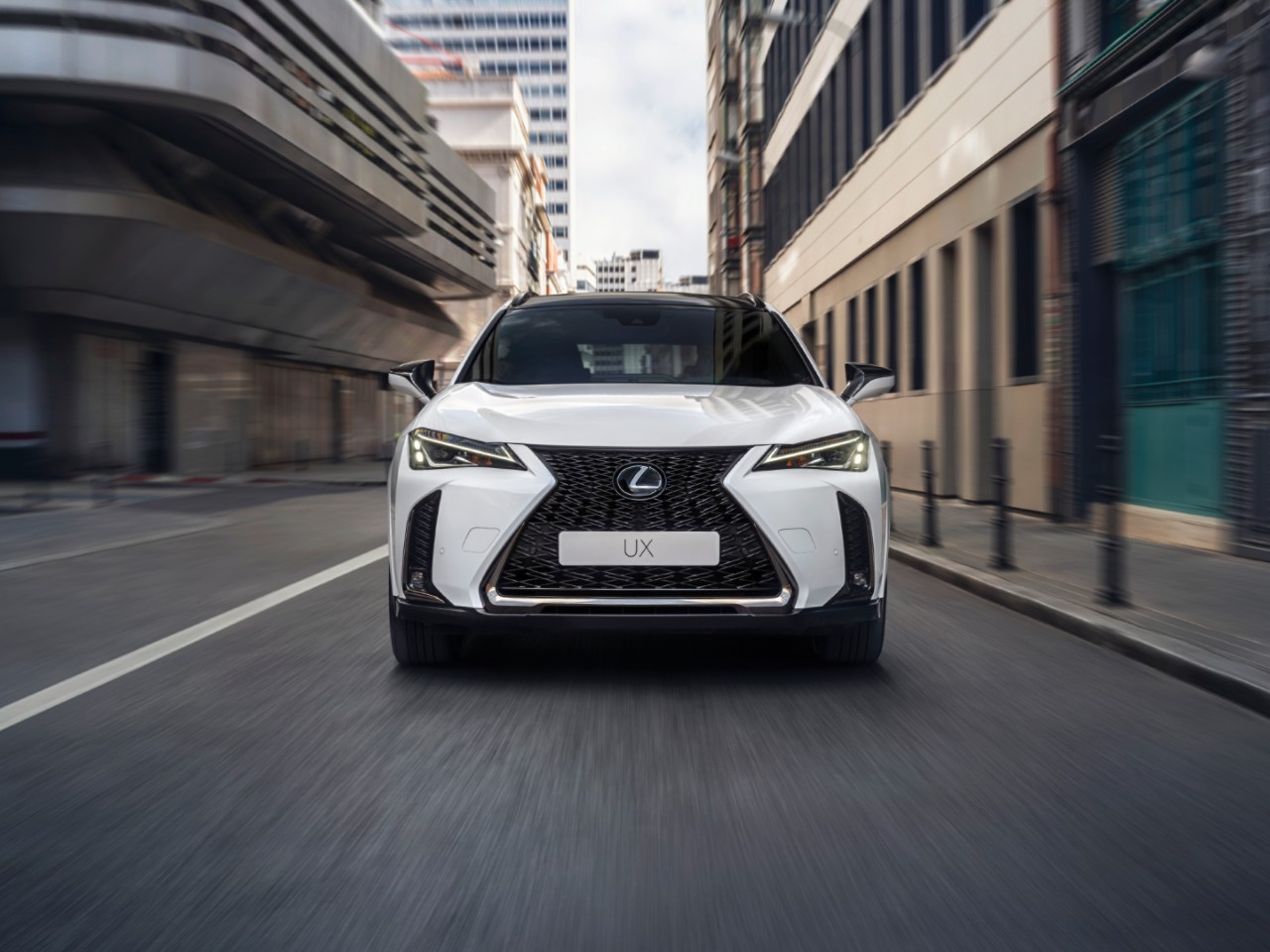Voorzijde van een rijdende Lexus UX