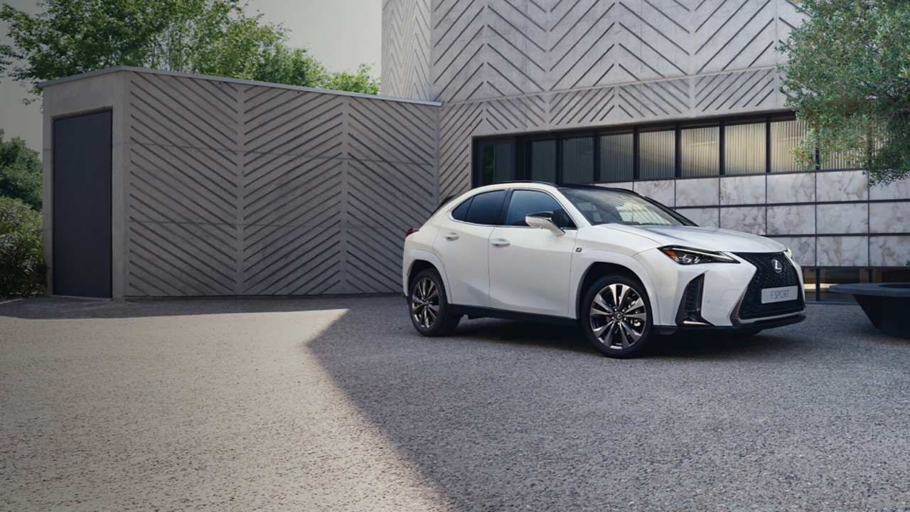 Zijaanzicht van een witte Lexus UX 250h