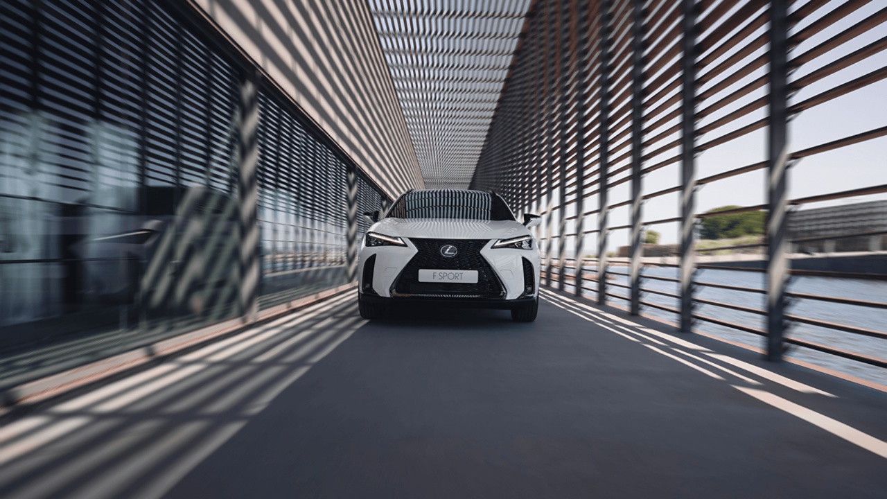 Voorzijde van een rijdende Lexus UX F Sport