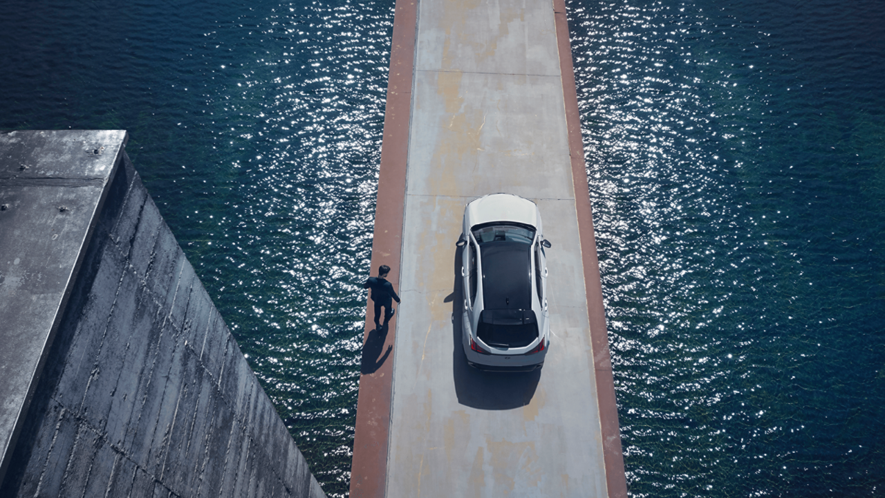 Verhoogd zicht op een witte Lexus UX