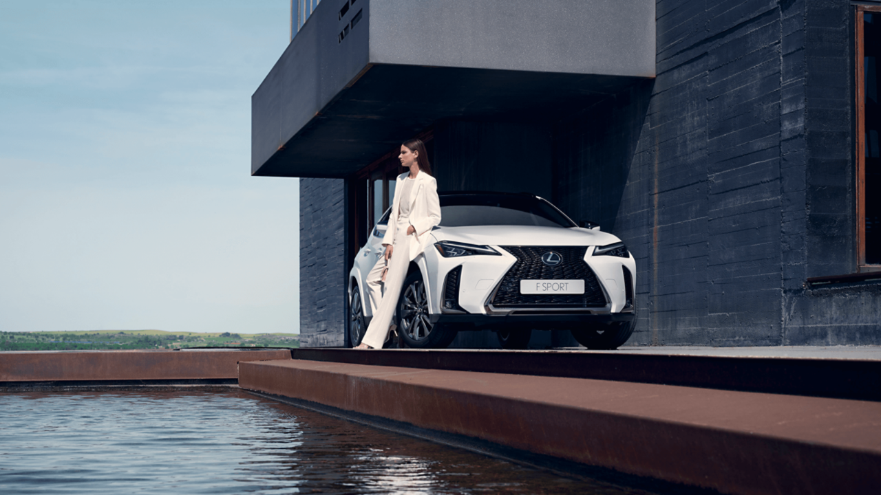 Vooraanzicht van een witte Lexus UX