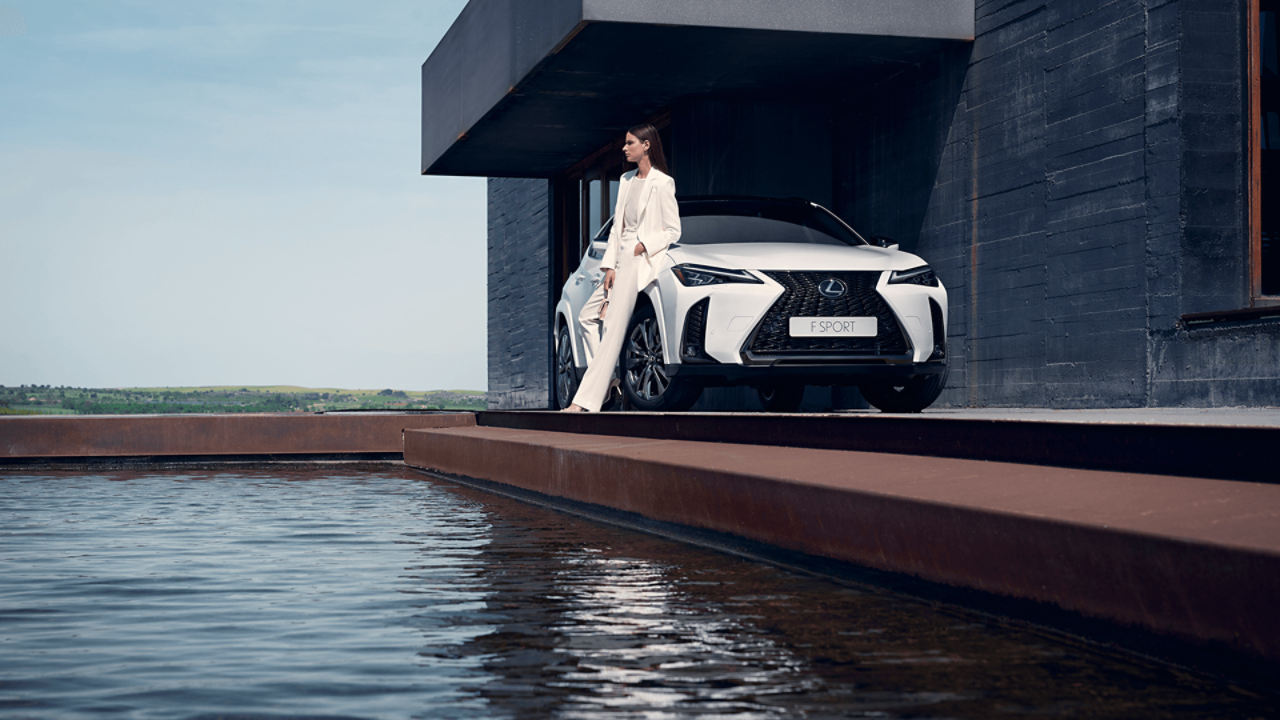 Vooraanzicht van een grijze Lexus UX 250h