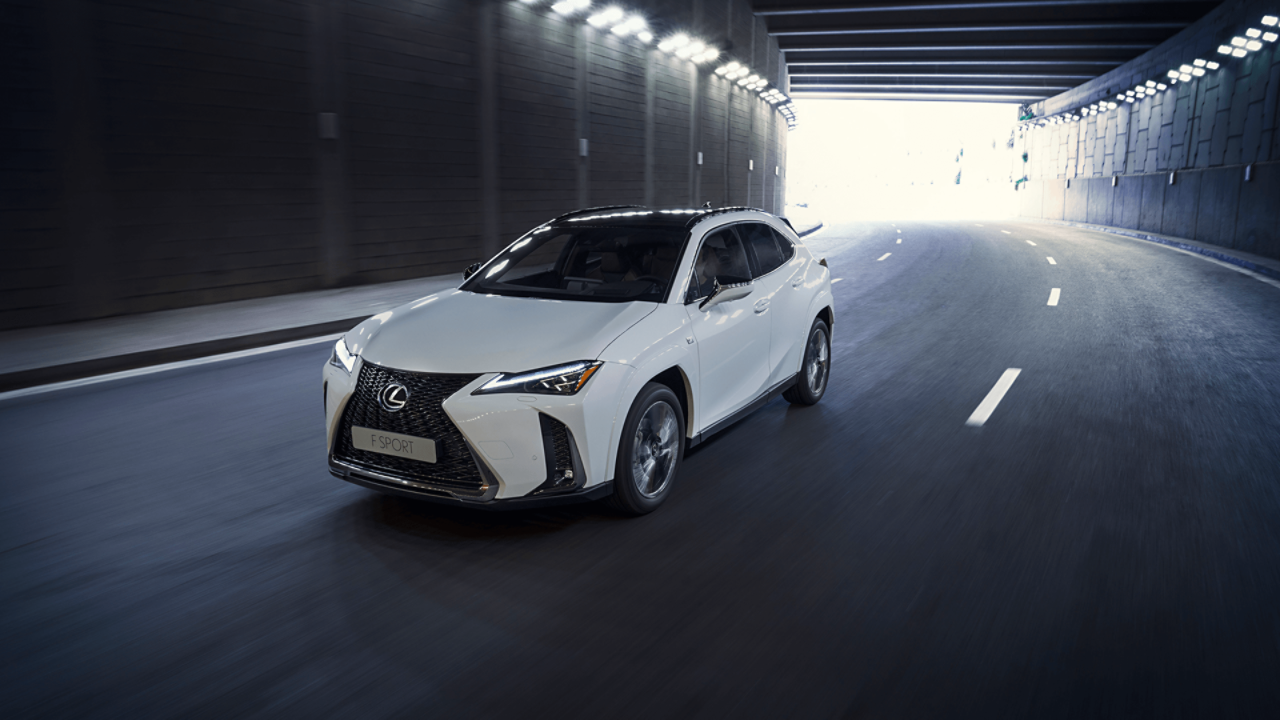 Lexus UX F Sport rijdt door een tunnel