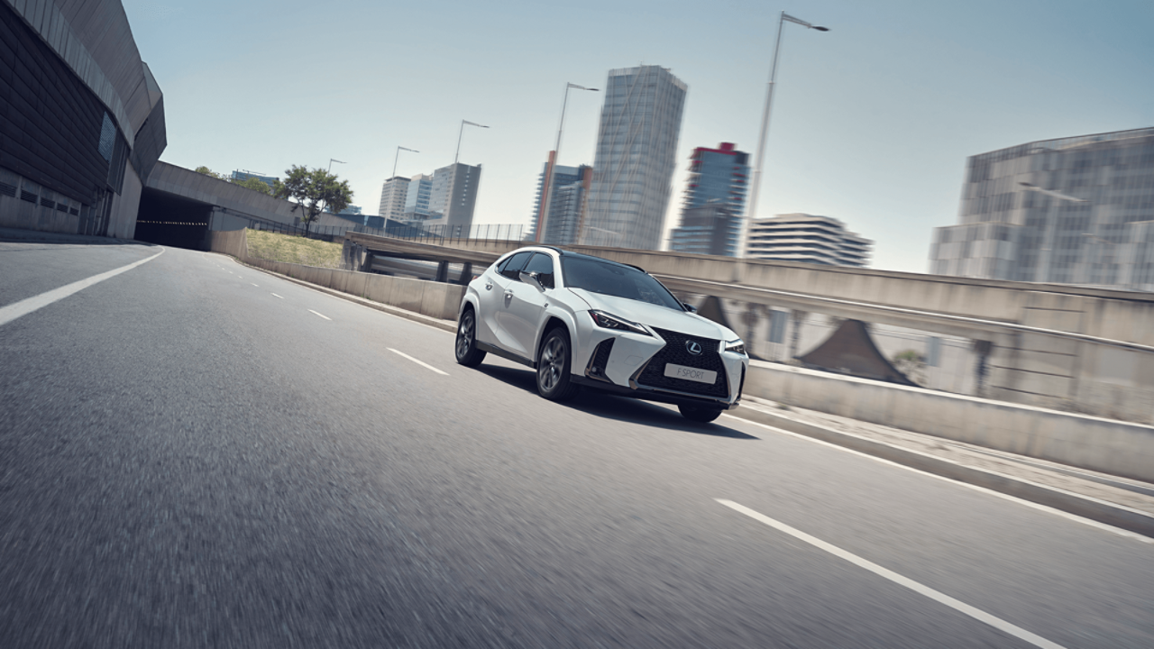 Lexus UX F Sport rijdend op een weg
