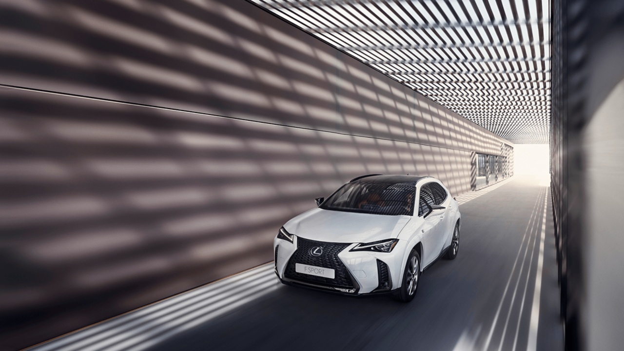 Lexus UX F Sport rijdend onder een bouwwerk
