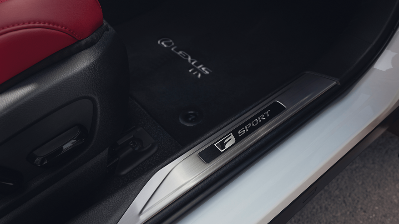 Lexus UX F Sport deurdrempel