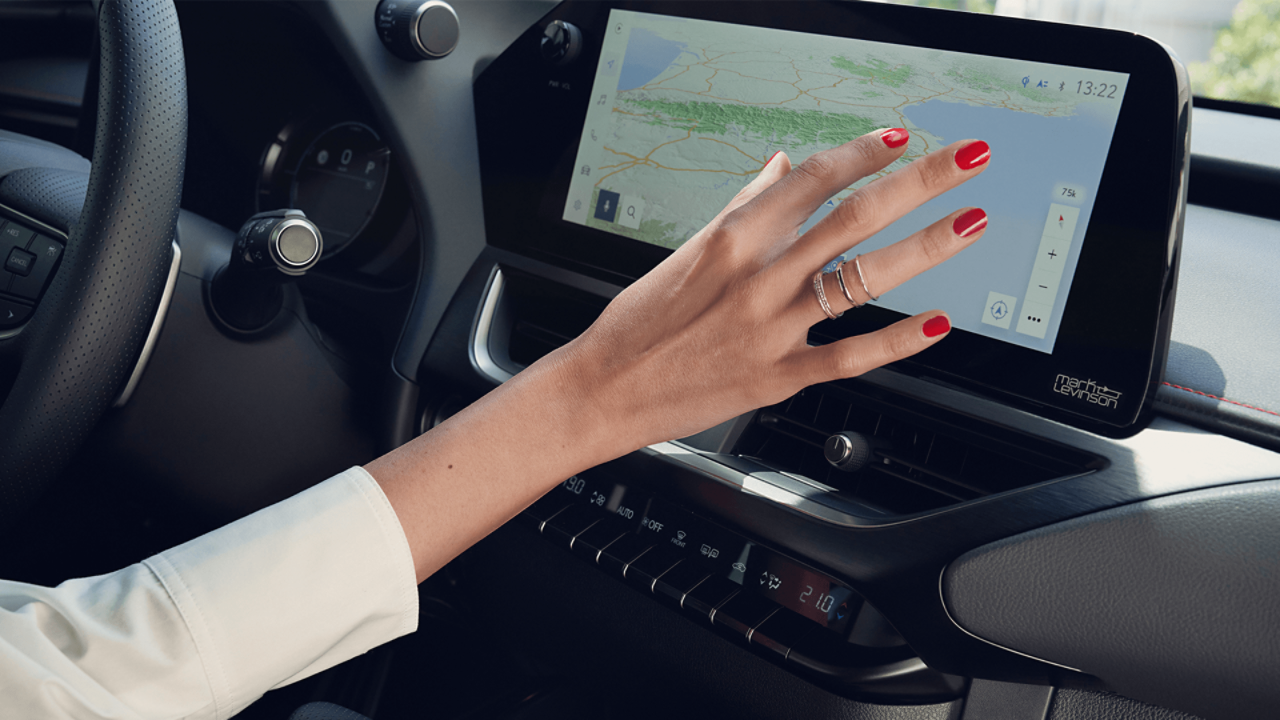 Een vrouw in interactie met het navigatiesysteem van de Lexus UX
