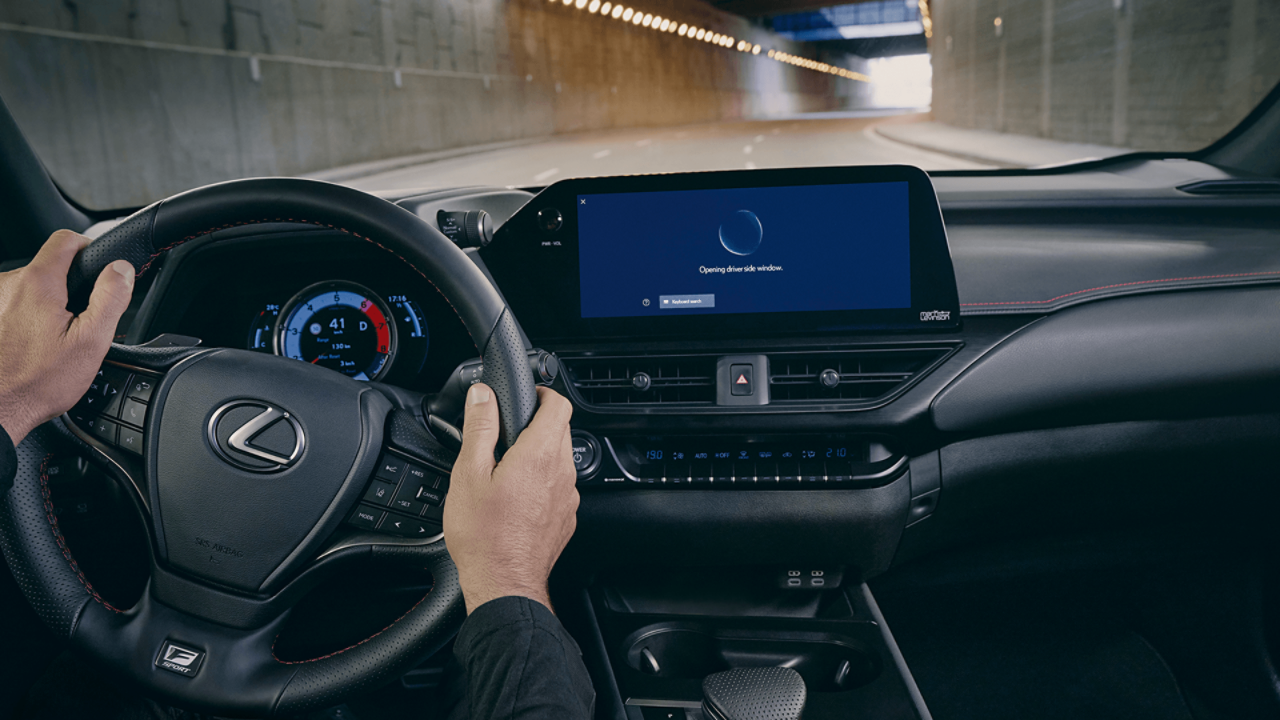  Een man die in de Lexus UX rijdt