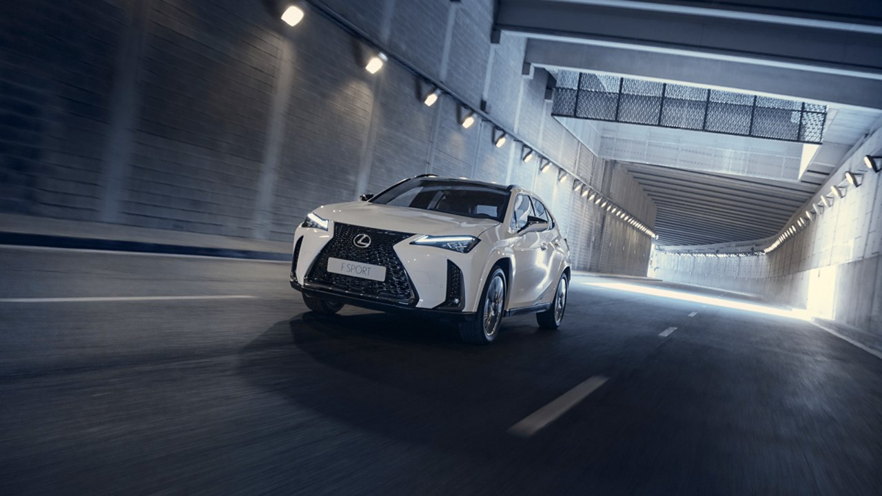 Vooraanzicht van een witte Lexus UX 250h
