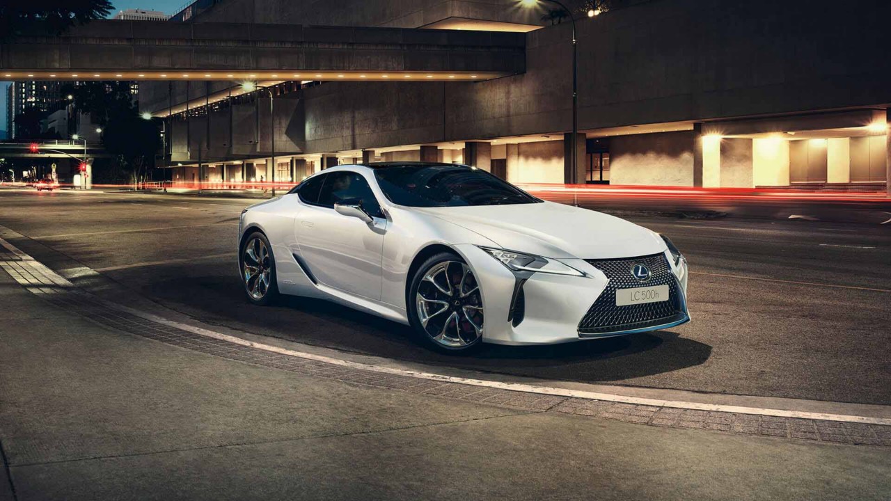 Zijaanzicht van een witte Lexus LC 500h