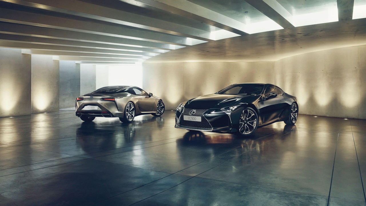 Een Lexus 500 en 500h naast elkaar