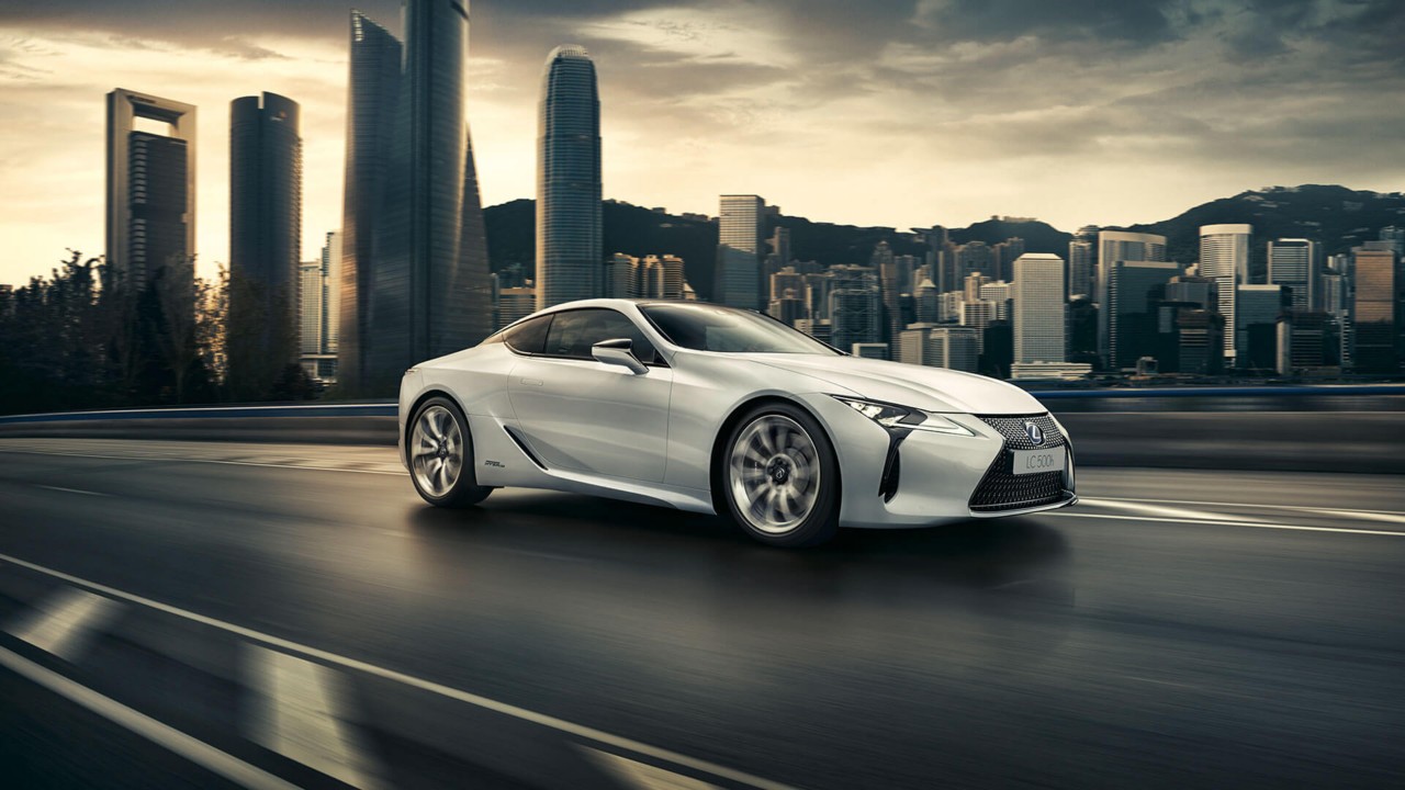 Zijaanzicht van een licht grijze Lexus LC 500h
