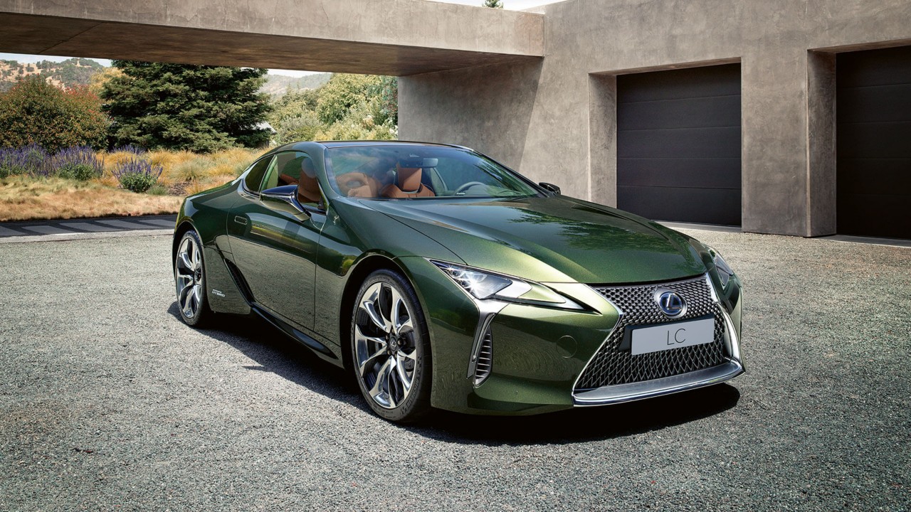 Vooraanzicht van een groene Lexus LC