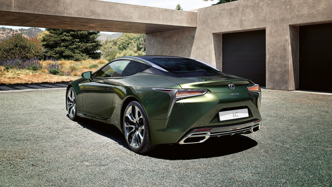 Zijaanzicht van een groene Lexus LC