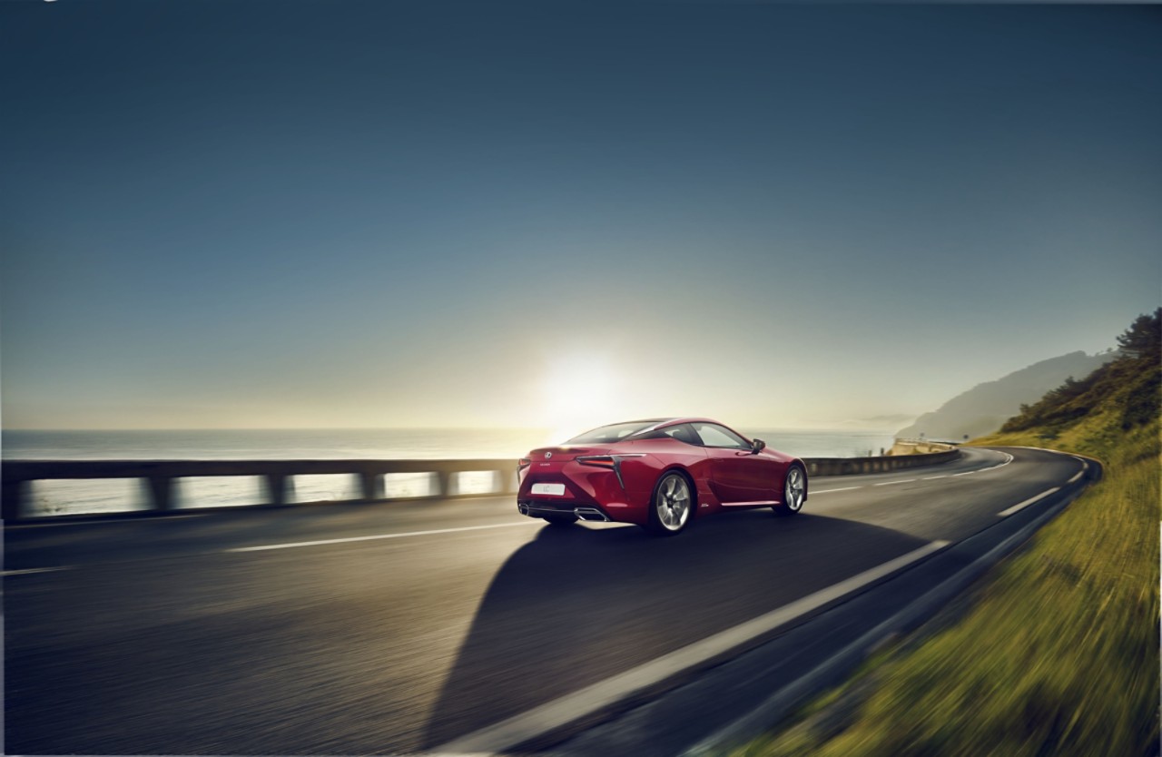 Zijaanzicht van een rode Lexus LC