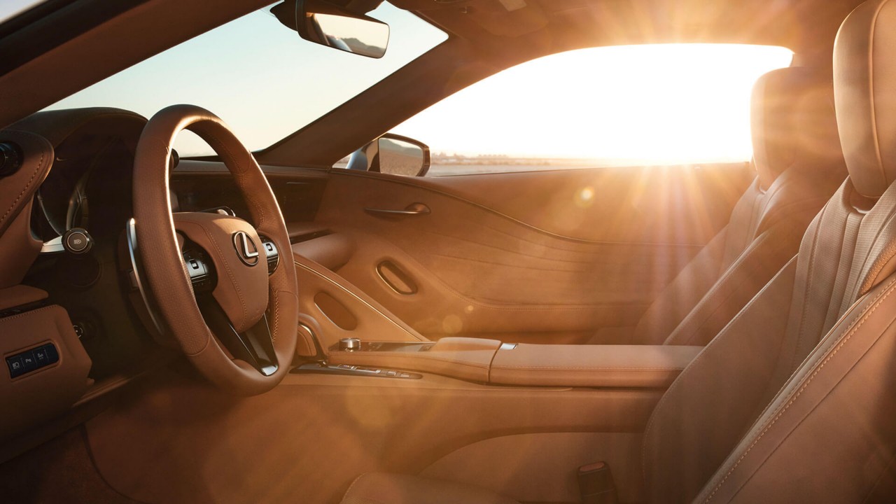 Cockpit van een Lexus LC met lederen bekleding