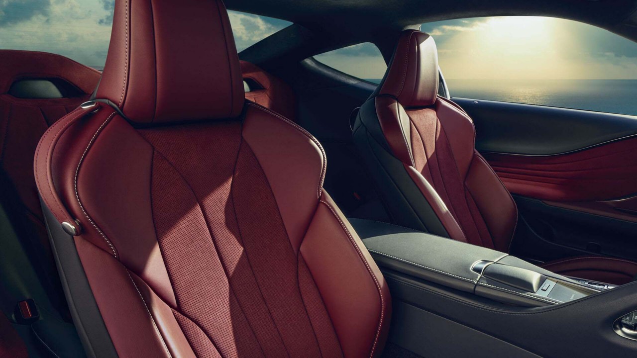 Rode leren stoelen van een Lexus LC