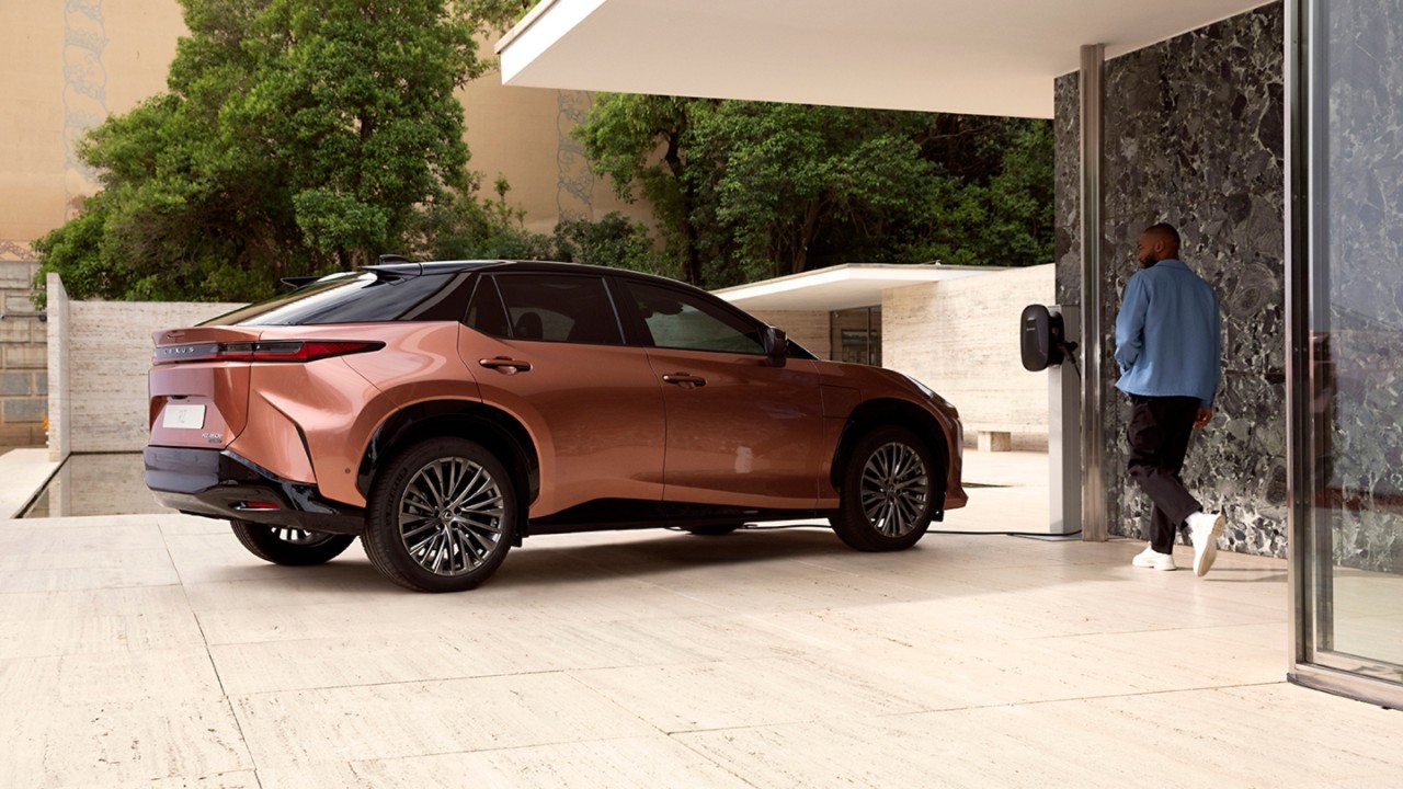 Lexus ES exterieur driekwart rechtsvoor rijdend