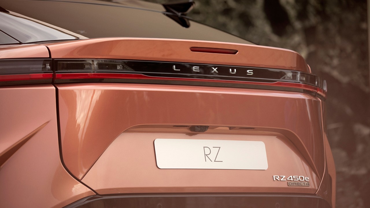 Achteraanzicht van de Lexus RZ 450e