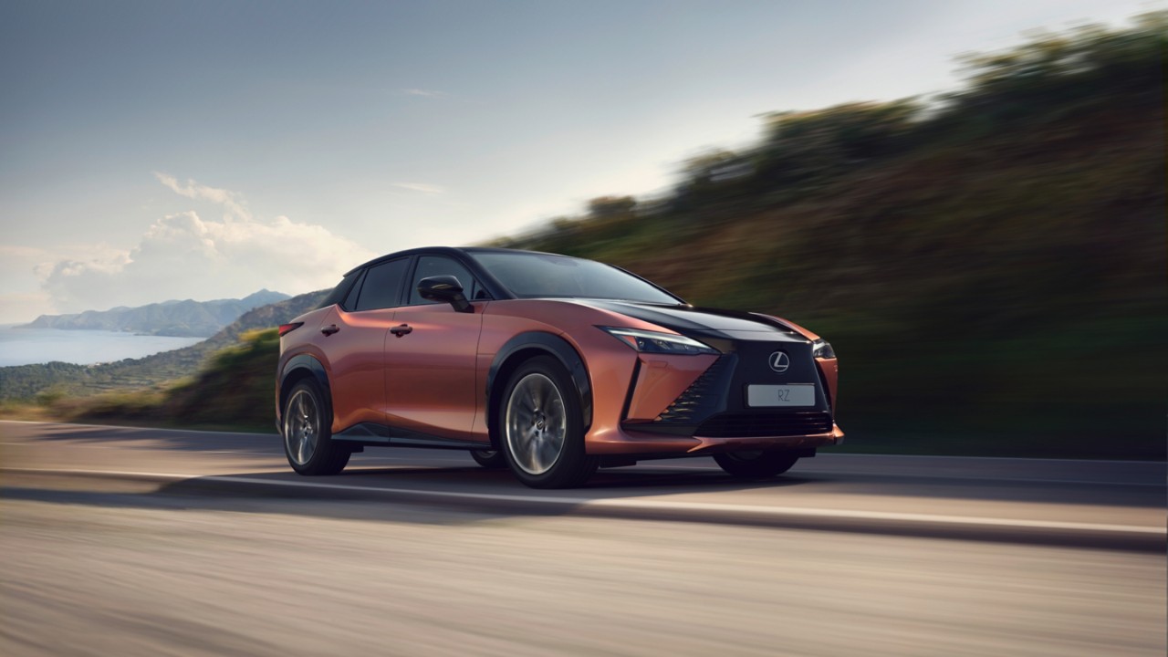 Een Lexus RZ 450e aangesloten op een laadpaal