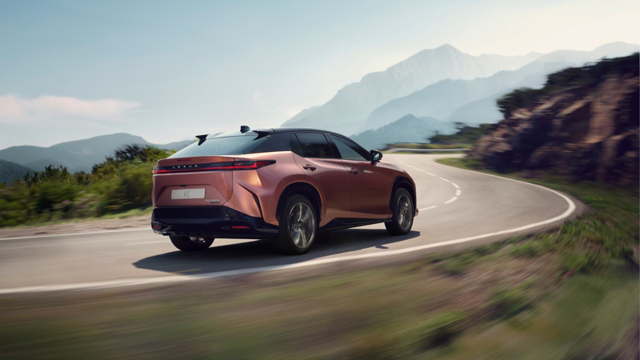Lexus RZ 450e rijdend in een bergachtige omgeving