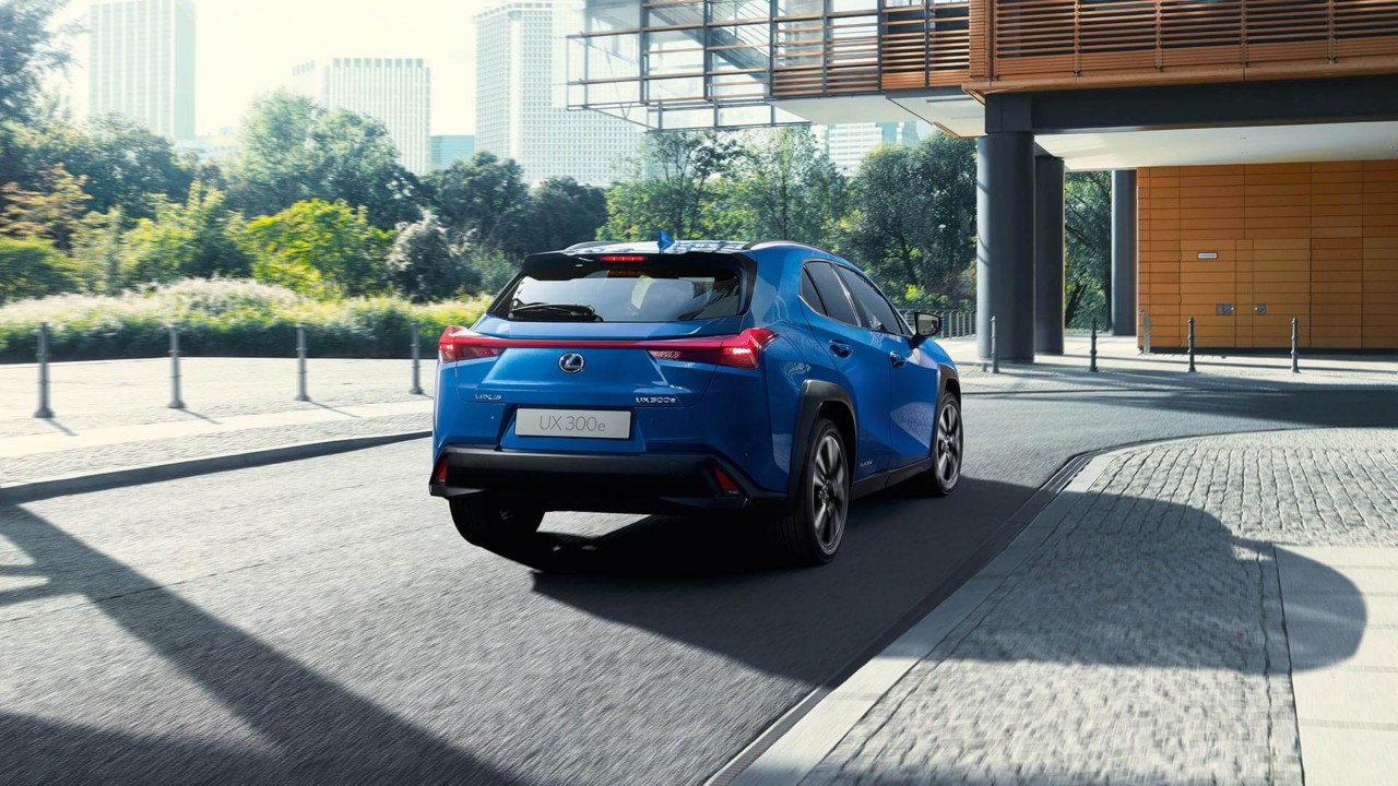 Achteraanzicht van een blauwe Lexus UX 300e