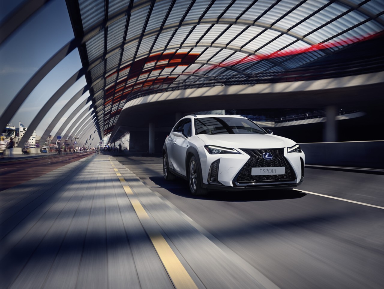 Vooraanzicht van een witte Lexus UX