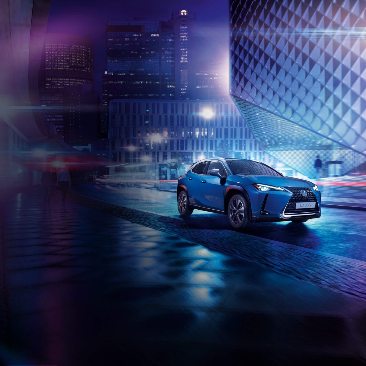 Achterkant van een blauwe Lexus UX 300e rijdend op de weg