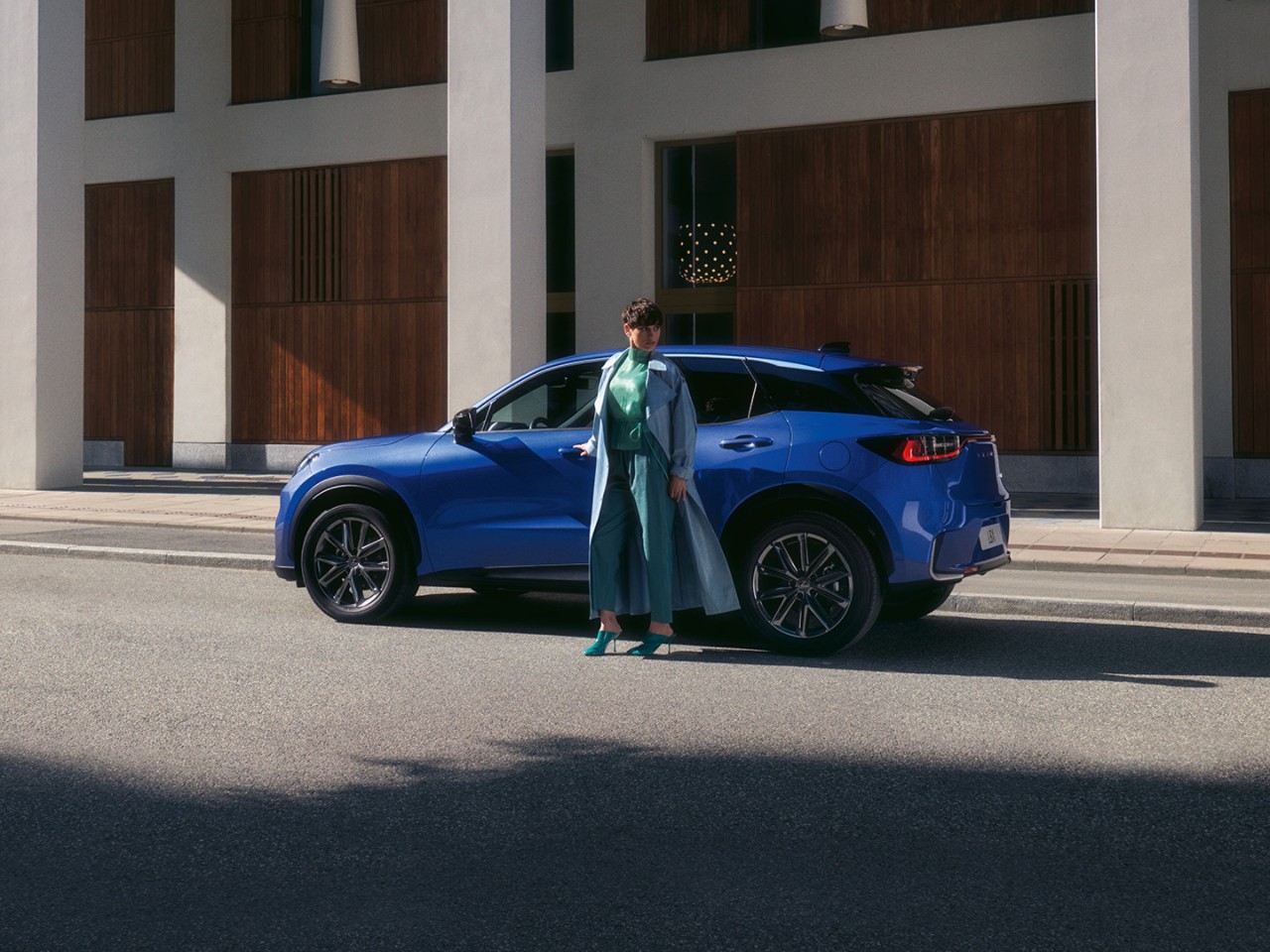 Lexus LBX geparkeerd op straat