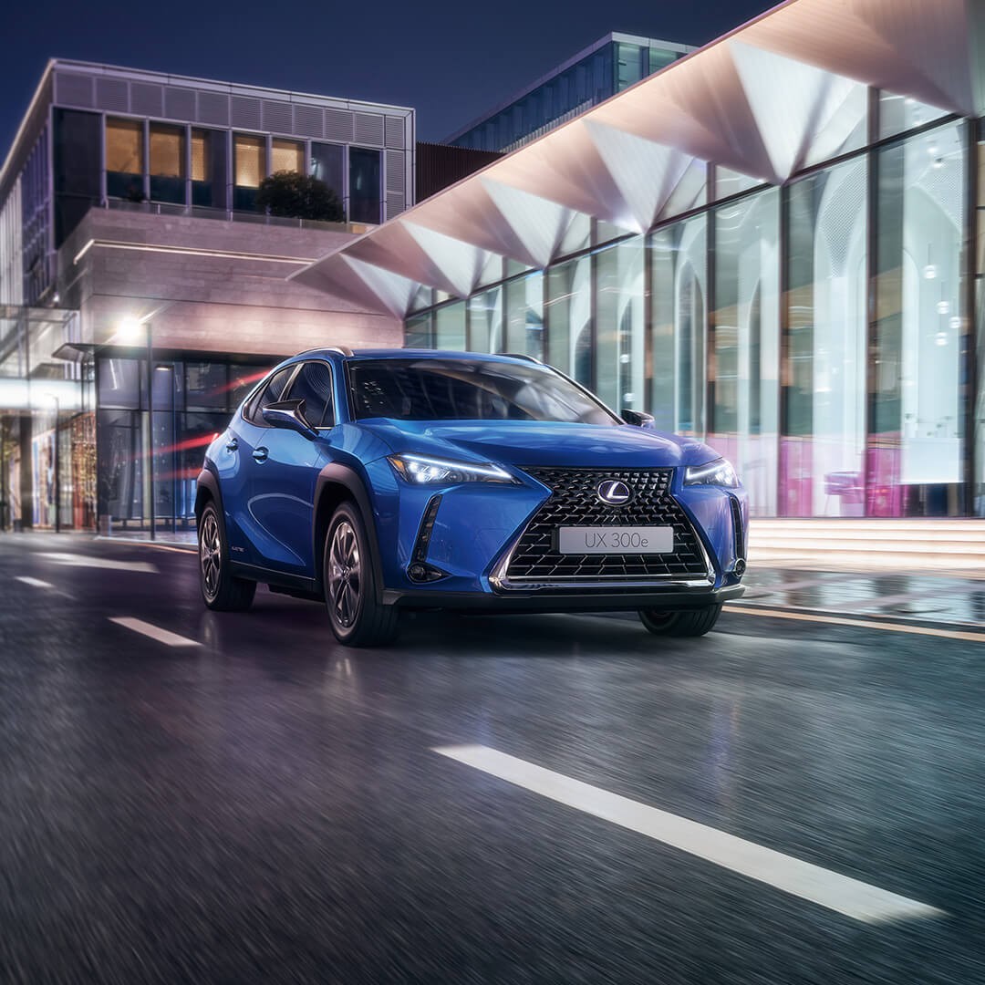 Vooraanzicht van een blauwe Lexus UX 300e