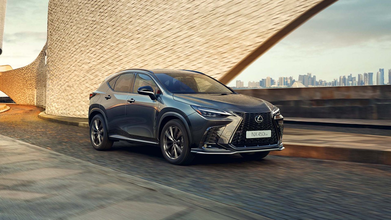 Lexus NX 450h+ rijdend in de stad 